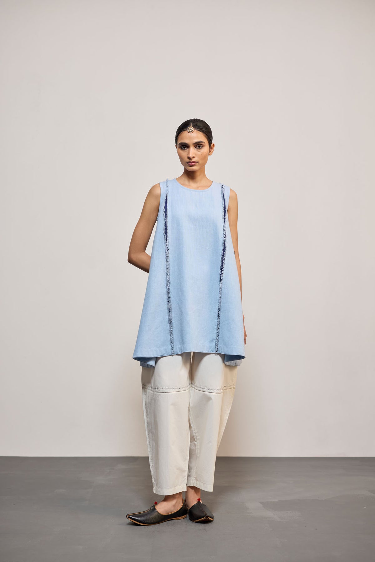SLEEVELESS AASMANI