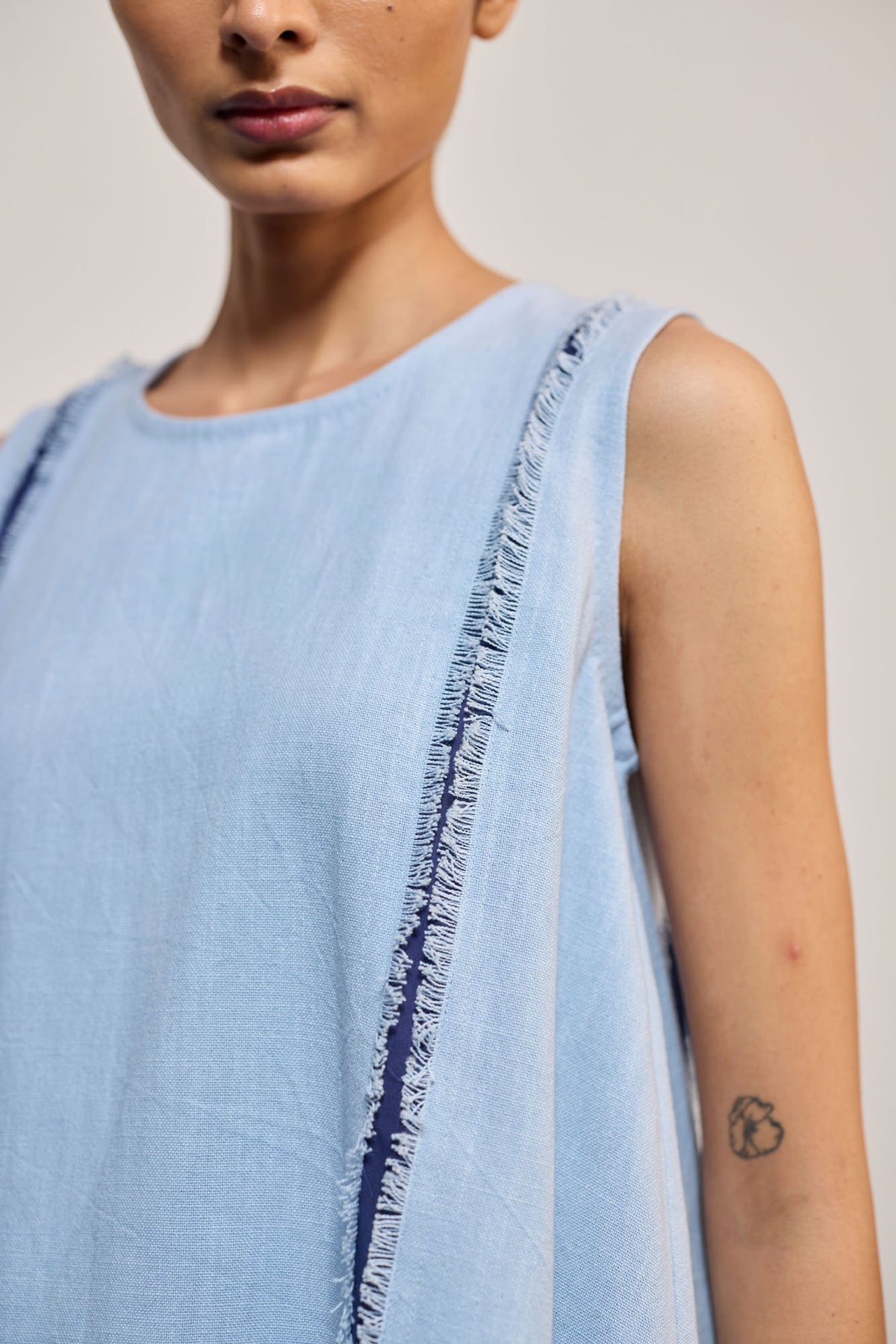 SLEEVELESS AASMANI