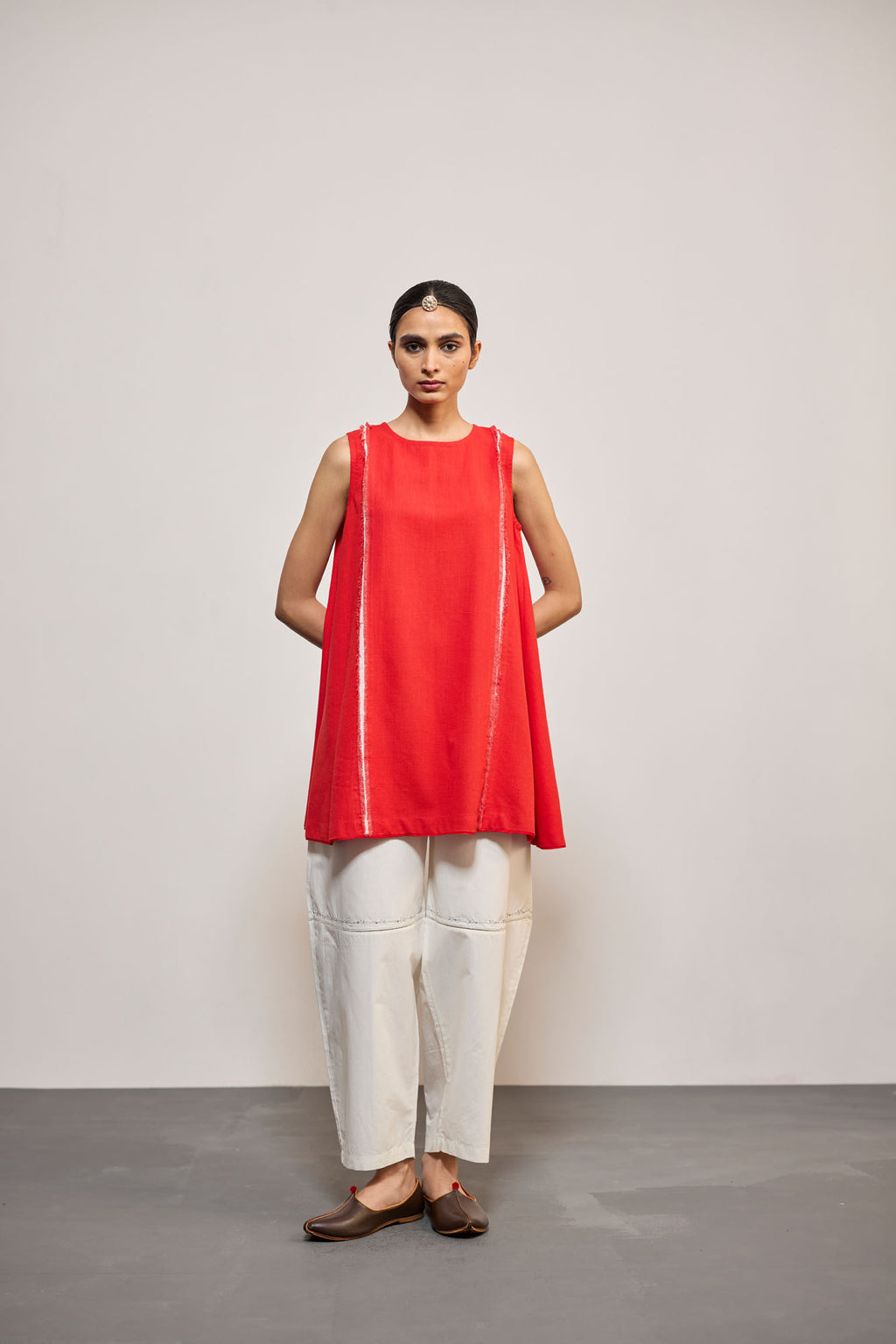 SLEEVELESS LAAL
