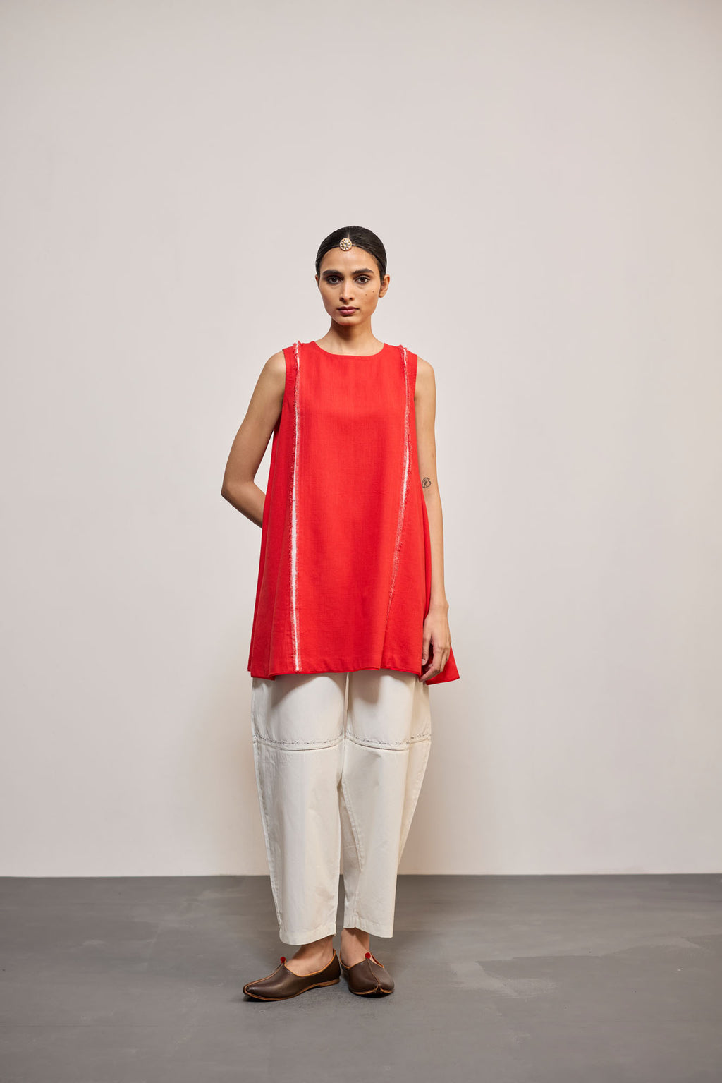 SLEEVELESS LAAL
