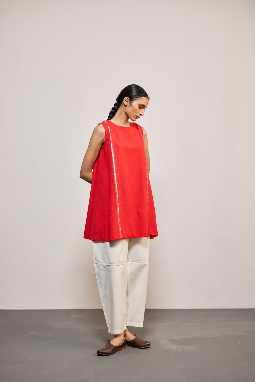 SLEEVELESS LAAL