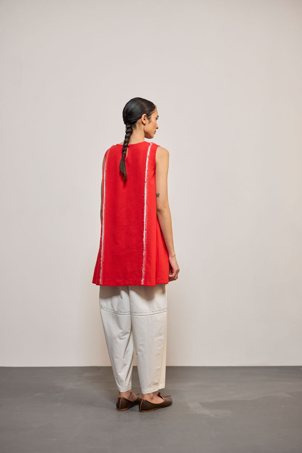 SLEEVELESS LAAL