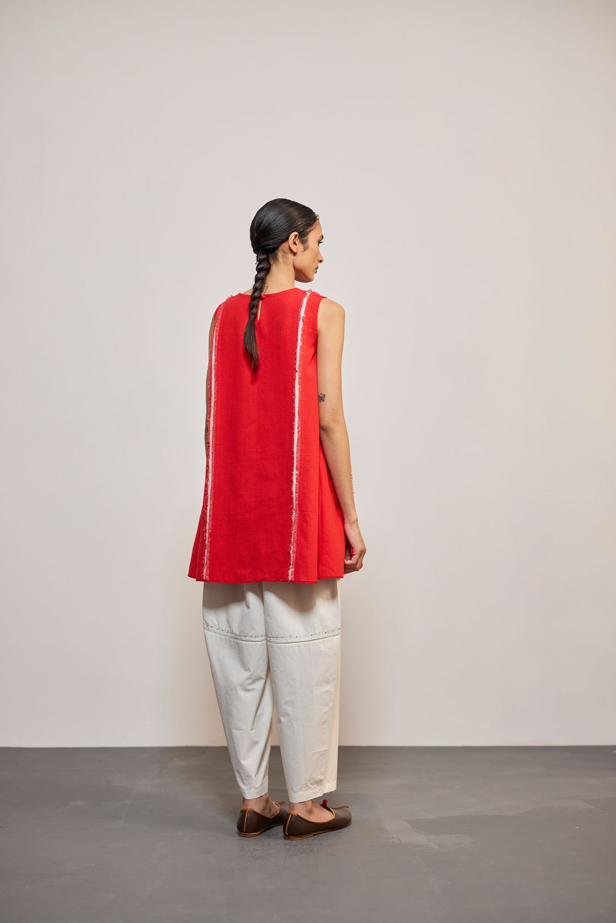 SLEEVELESS LAAL