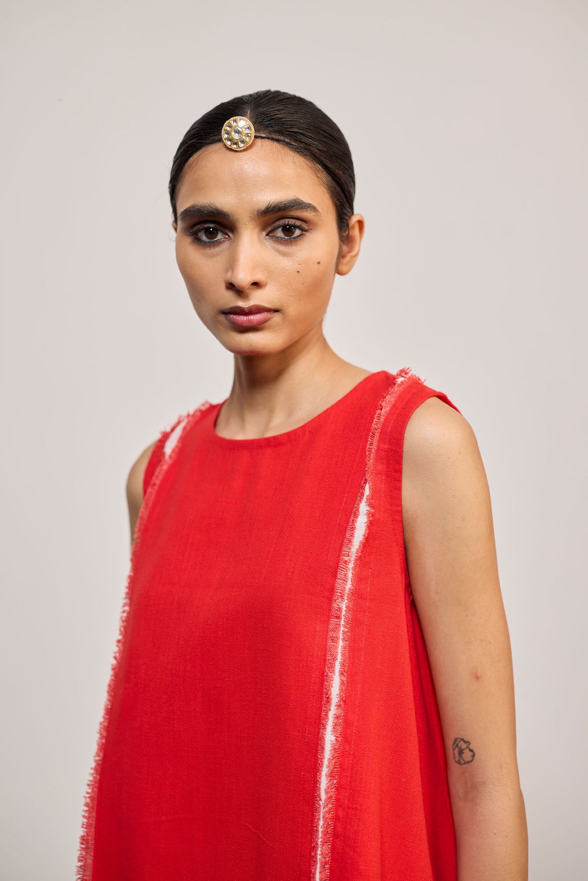 SLEEVELESS LAAL