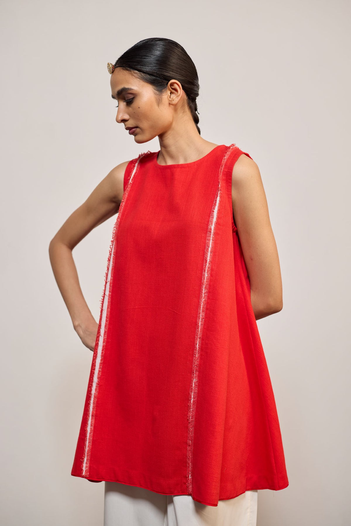 SLEEVELESS LAAL